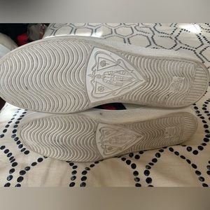 Like new leather Gucci sneakers. 10. White color.